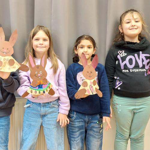 4 Kinder halten gebastelte Osterhase in der Hand