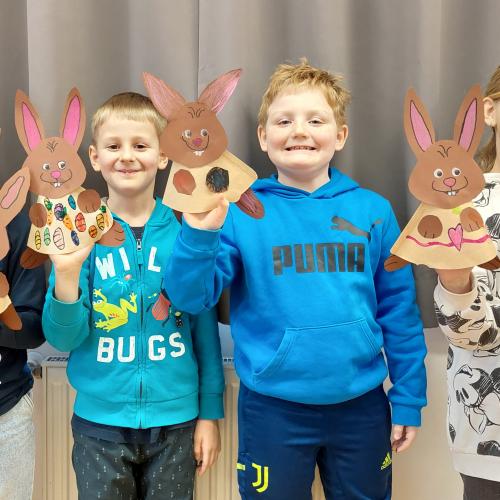 4 Kinder halten gebastelten Osterhasen in der Hand