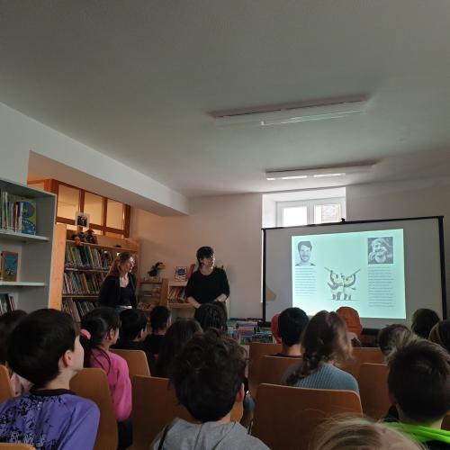 Kinder schauen auf Leinwand