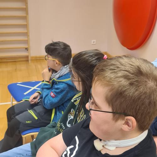 Kinder schauen interessiert zu