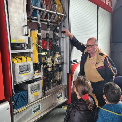 Thomas zeigt und die Feuerwehrautos