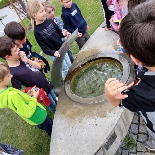 Wasserexperiment beim Brunnen