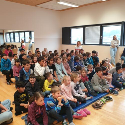 Kinder hören der Musik zu