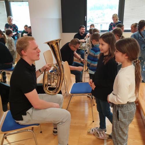 Kinder probieren ein Tenorhorn