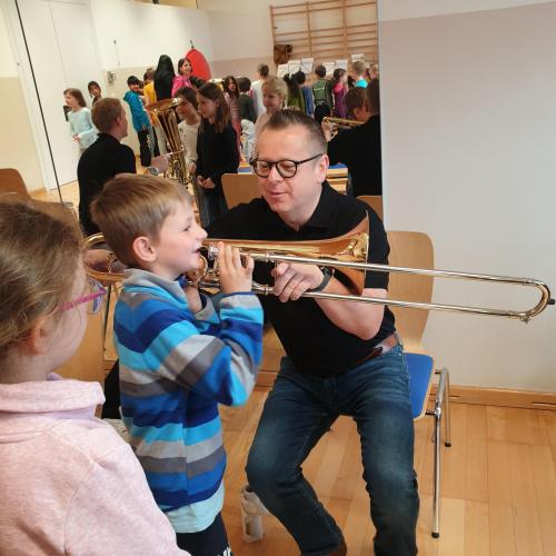 Schüler spielt auf Posaune