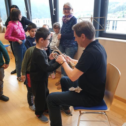 Schüler spielt auf Flügelhorn