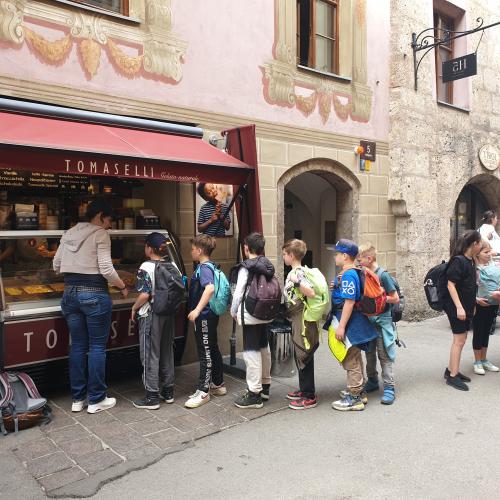 Kinder stehen vor der Eisdiele