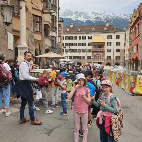 Kinder stehen vor dem Goldenen Dachl