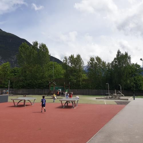 Kinder auf Spielplatz