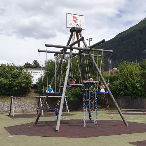 Kinder auf Klettergerüst