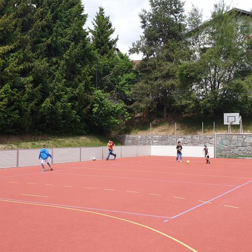 Kinder spielen Fußball