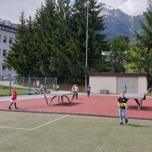 Kinder auf Spielplatz