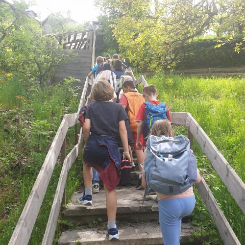 Kinder auf einer Treppe