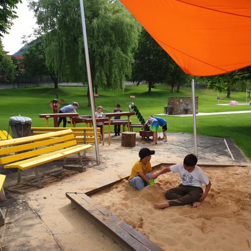 Kinder am Spielplatz