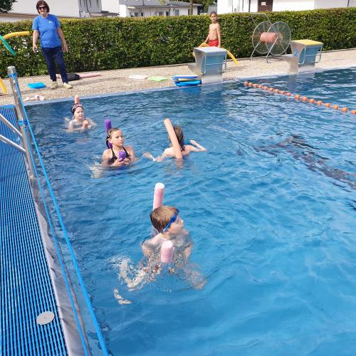 Kinder im Wasser