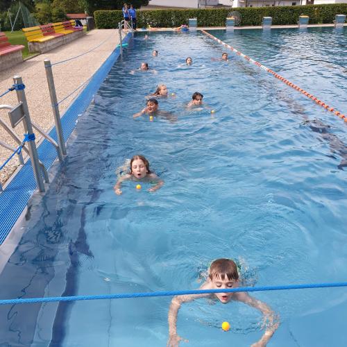 Kinder im Wasser