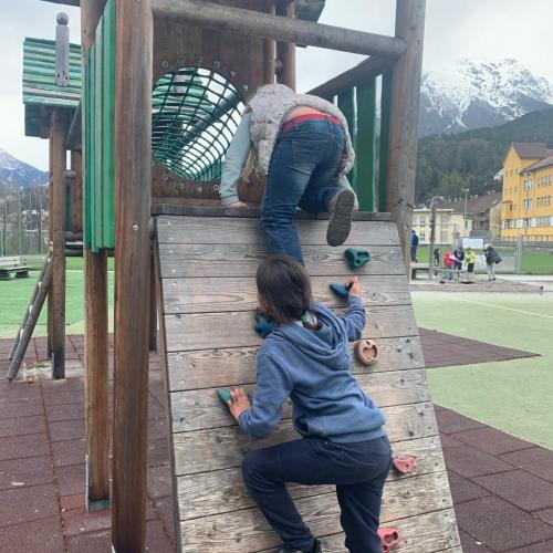 Kinder auf Klettergerüst