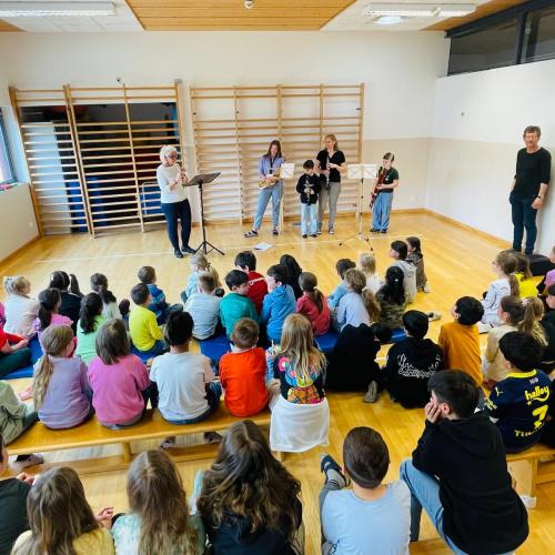 Lehrerinnen und Schüler stellen Holzblasinstrumente vor