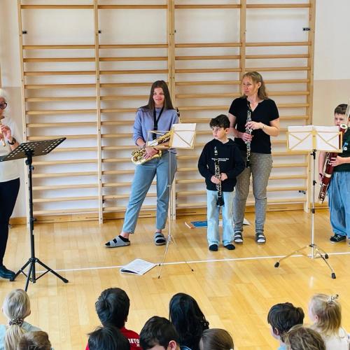 Lehrerin spielt auf Flöte