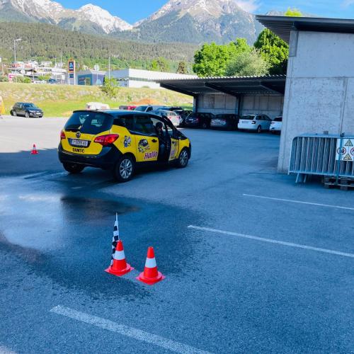 Auto steht am Parkplatz