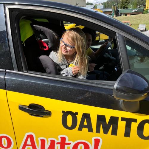 Kind sitz im Auto