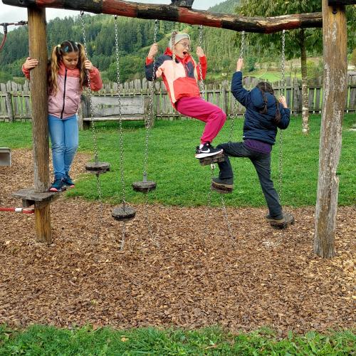 Kinder klettern