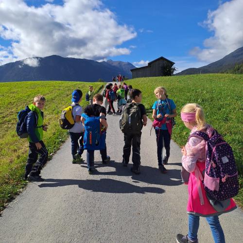 Kinder wandern auf dem "Grüß Gott Weg"