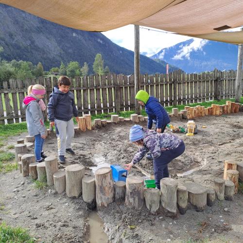Kinder spielen in der Sandkiste