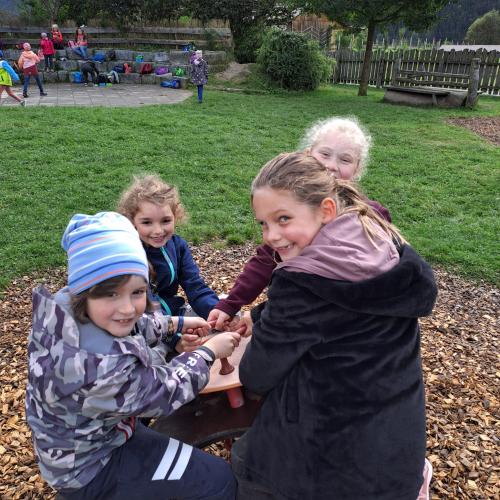 4 Kinder wippen