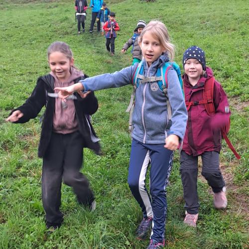 Kinder laufen einen Hügel hinunter