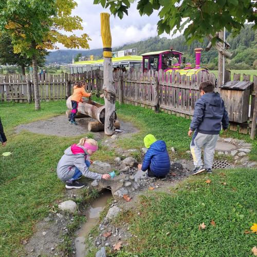 Kinder bauen einen Staudamm
