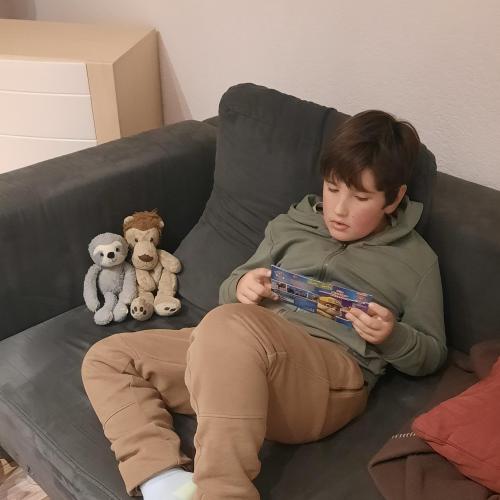 Bub liest auf der Couch