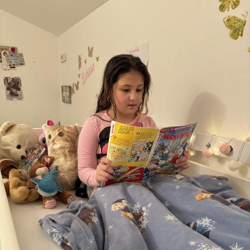 Mädchen liest in ihrem Bett