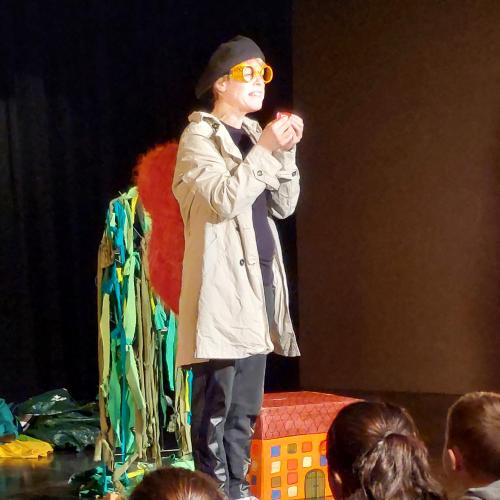 Schauspielerin als Eichhörnchen verkleidet