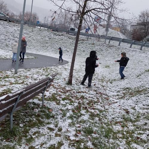 Kinder spielen im Schnee