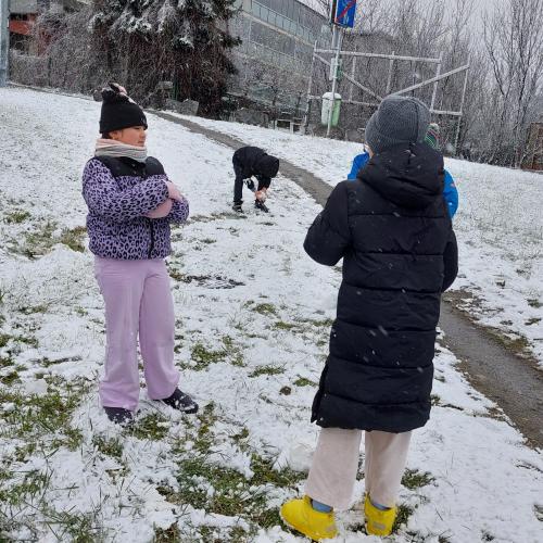 Kinder spielen im Schnee