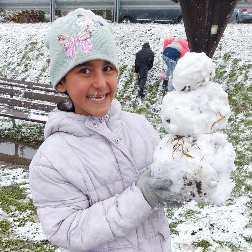 Mädchen mit kleinem Schneemann