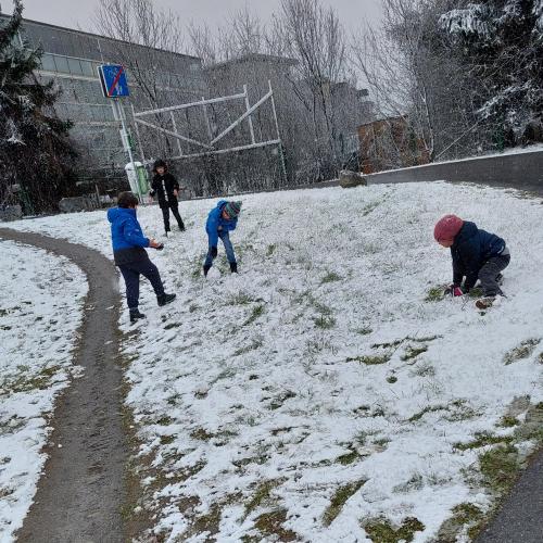 Kinder spielen im Schnee