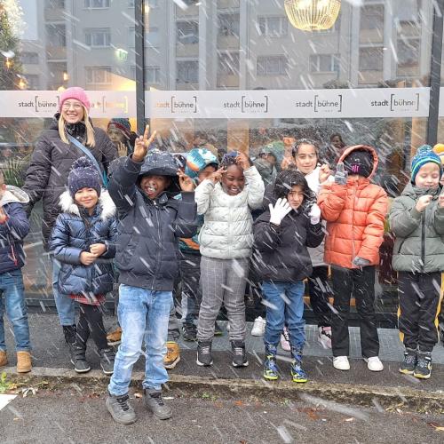 Kinder freuen sich über Schneeflocken