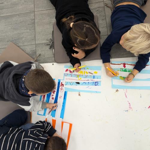 Drei Kinder beim Malen