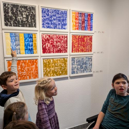 Kinder betrachten Bilder von Peintner