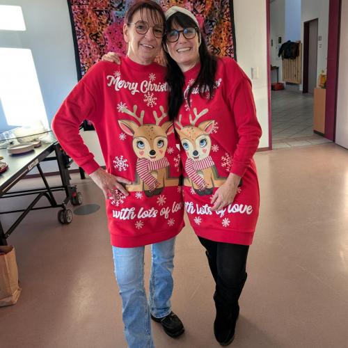 Lehrerinnen im Weihnachtspullover