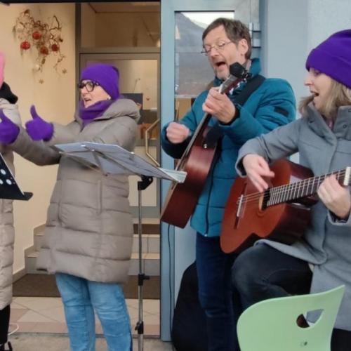 Lehrer beim Musizieren