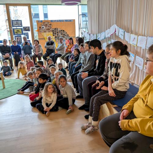 Schüler hörten der Rede zu