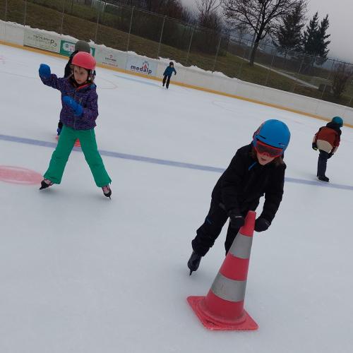 Kinder beim Eislaufen