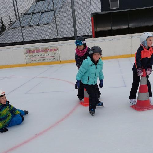 Kinder beim Eislaufen