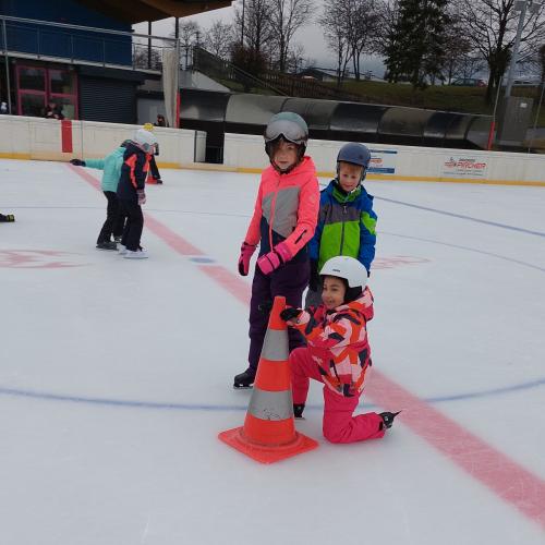 Kinder beim Eis laufen