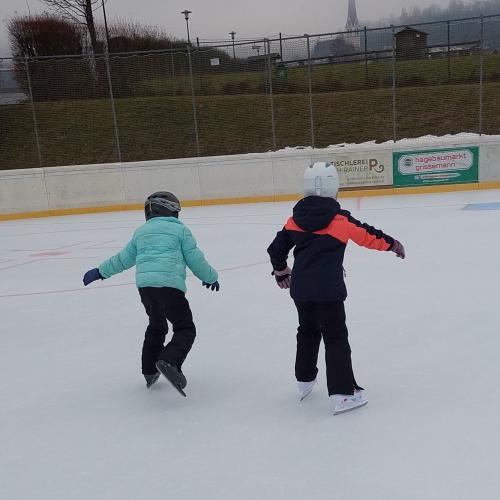 Kinder beim Eis laufen
