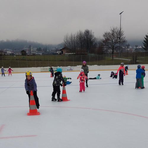 Kinder beim Eis laufen