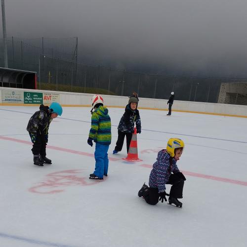 Kinder beim Eis laufen
